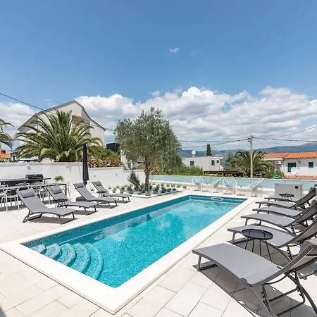 Inviting In Slatine Near The Seabeach Trogir