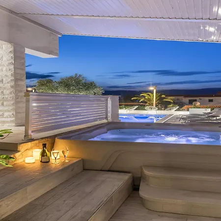 Inviting In Slatine Near The Seabeach * Trogir