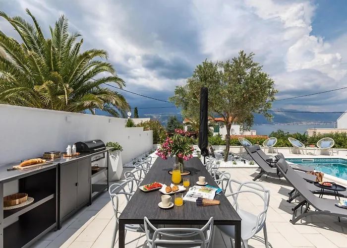 Apartment In Slatine Near The Sea *