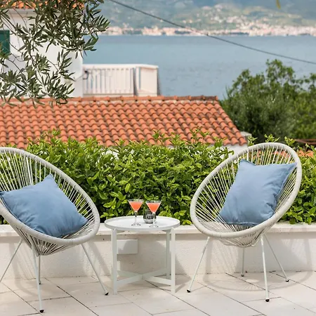 Apartment In Slatine Near The Sea *