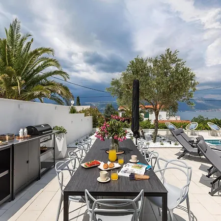 Apartment In Slatine Near The Sea *
